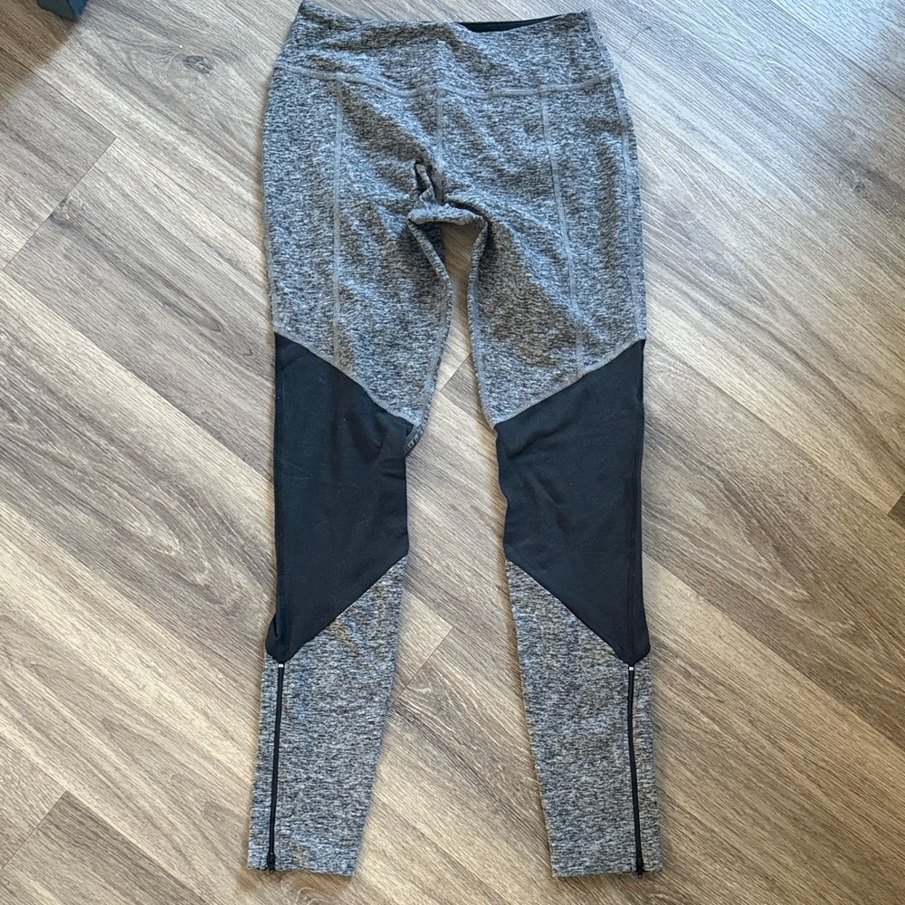 Beyond Yoga Charcoal and Black Leggings Mid Rise Color block with Zip